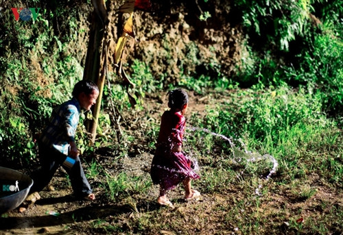 Nụ cười hồn nhiên, ngây thơ của những em bé vùng cao trong lành như những dòng nước mát.