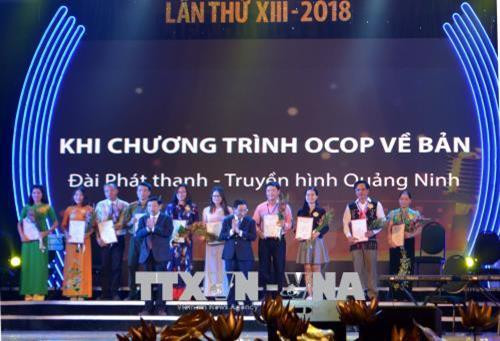 Các tác giả đạt giải thể loại Chương trình phát thanh tiếng dân tộc. Ảnh: Tá Chuyên – TTXVN Các tác giả đạt giải thể loại Chương trình phát thanh tiếng dân tộc. Ảnh: Tá Chuyên – TTXVN