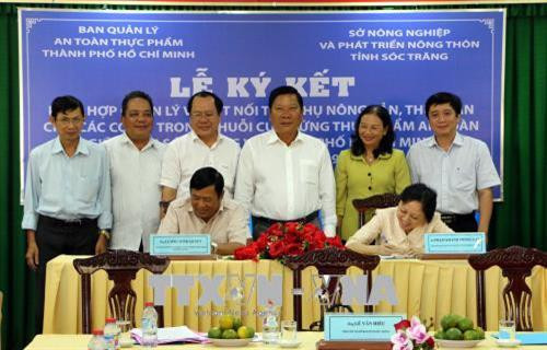 Sở Nông nghiệp và Phát triển nông thôn tỉnh Sóc Trăng tổ chức Lễ ký kết tiêu thụ nông sản, thủy sản cho các cơ sở trong chuỗi cung ứng thực phẩm an toàn giữa tỉnh Sóc Trăng và thành phố Hồ Chí Minh. Ảnh: Trung Hiếu - TTXVN