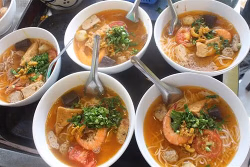 Bún riêu tôm biển hút khách tại Vũng Tàu ảnh 2