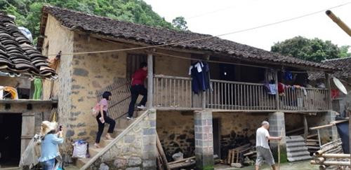 Nhà sàn đá của người Tày ở Bản Thuộc, xã Đồng Loan, huyện Hạ Lang (Cao Bằng)