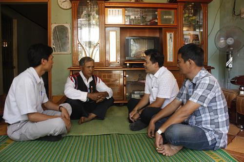 Già làng Hmirk là chiếc cầu nối để Nhà nước thực hiện tốt chính sách “ý Đảng, lòng dân” trong công tác giữ vững an ninh chính trị cũng như phát triển kinh tế cho người dân tộc thiểu số trên địa bàn. Ảnh: Hồng Điệp Già làng Hmirk là chiếc cầu nối để Nhà nước thực hiện tốt chính sách “ý Đảng, lòng dân” trong công tác giữ vững an ninh chính trị cũng như phát triển kinh tế cho người dân tộc thiểu số trên địa bàn. Ảnh: Hồng Điệp