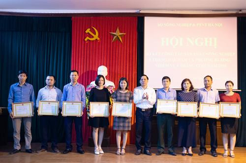 Nhân dịp này, thay mặt lãnh đạo thành phố Hà Nội, Phó Chủ tịch Thường trực Ủy ban Nhân dân thành phố Hà Nội Nguyễn Văn Sửu đã trao tặng danh hiệu “Chiến sĩ thi đua Thành phố” năm 2018 cho các cá nhân của ngành nông nghiệp Hà Nội. Thay mặt lãnh đạo thành phố Hà Nội, Phó Chủ tịch Thường trực Ủy ban Nhân dân thành phố Hà Nội Nguyễn Văn Sửu đã trao tặng Bằng khen cho 1 tập thể và 2 cá nhân vì đã có thành tích xuất sắc thực hiện Chương trình 02-CTr/TU của Thành ủy Hà Nội giai đoạn 2016 - 2018. Ông Chu Phú Mỹ - Giám đốc Sở Nông nghiệp và Phát triển nông thôn Hà Nội trao bằng khen thưởng các cá nhân đạt danh hiệu “Người tốt việc tốt” cấp ngành tại Hội nghị. Ông Chu Phú Mỹ - Giám đốc Sở Nông nghiệp và Phát triển nông thôn Hà Nội trao bằng khen thưởng các cá nhân đạt danh hiệu “Người tốt việc tốt” cấp ngành tại Hội nghị.