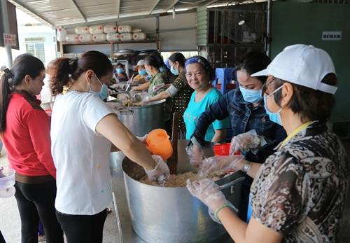 Tình nguyện viên đưa cơm cho các bệnh nhân nghèo tại Bệnh viện. Ảnh: Minh Trí - TTXVN Tình nguyện viên đưa cơm cho các bệnh nhân nghèo tại Bệnh viện. Ảnh: Minh Trí - TTXVN