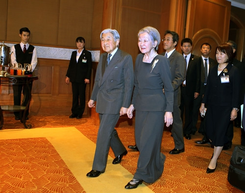 Trong khuôn khổ chuyến thăm cấp Nhà nước Việt Nam từ ngày 28/2 – 5/3/2017, sáng 2/3, tại Hà Nội, Nhà vua Nhật Bản Akihito và Hoàng hậu Michiko gặp gỡ cộng đồng người Nhật tại Việt Nam. Ảnh: Nguyễn Dân –TTXVN Trong khuôn khổ chuyến thăm cấp Nhà nước Việt Nam từ ngày 28/2 – 5/3/2017, sáng 2/3, tại Hà Nội, Nhà vua Nhật Bản Akihito và Hoàng hậu Michiko gặp gỡ cộng đồng người Nhật tại Việt Nam. Ảnh: Nguyễn Dân –TTXVN