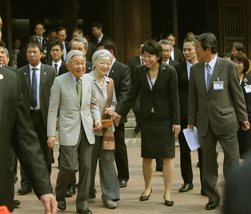 Trong khuôn khổ chuyến thăm cấp Nhà nước Việt Nam từ ngày 28/2 – 5/3/2017, sáng 2/3, tại Khu di tích lịch sử Văn Miếu - Quốc Tử Giám, Nhà vua Nhật Bản Akihito và Hoàng hậu Michiko gặp mặt các học sinh, sinh viên Nhật Bản đang học tập tại Việt Nam. Ảnh: Nguyễn Dân –TTXVN Trong khuôn khổ chuyến thăm cấp Nhà nước Việt Nam từ ngày 28/2 – 5/3/2017, sáng 2/3, tại Khu di tích lịch sử Văn Miếu - Quốc Tử Giám, Nhà vua Nhật Bản Akihito và Hoàng hậu Michiko gặp mặt các học sinh, sinh viên Nhật Bản đang học tập tại Việt Nam. Ảnh: Nguyễn Dân –TTXVN