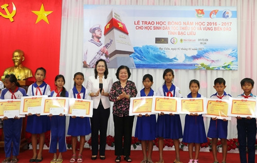 Bà Trương Mỹ Hoa, nguyên Phó Chủ tịch nước, chủ tịch quỹ học bổng Vừ A Dính trao học bổng cho các em học sinh. Ảnh: Như Bình- TTXVN