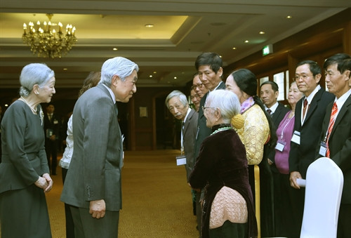 Trong khuôn khổ chuyến thăm cấp Nhà nước Việt Nam từ ngày 28/2 – 5/3/2017 , sáng 2/3/2017, Nhà vua Nhật Bản Akihito và Hoàng hậu Michiko gặp mặt các gia đình cựu binh Nhật Bản đang sống tại Việt Nam. Ảnh: Nguyễn Dân –TTXVN Trong khuôn khổ chuyến thăm cấp Nhà nước Việt Nam từ ngày 28/2 – 5/3/2017 , sáng 2/3/2017, Nhà vua Nhật Bản Akihito và Hoàng hậu Michiko gặp mặt các gia đình cựu binh Nhật Bản đang sống tại Việt Nam. Ảnh: Nguyễn Dân –TTXVN