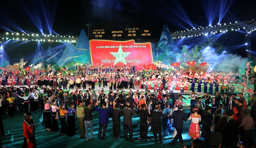 Các đồng chí lãnh đạo Đảng, Nhà nước cùng đại biểu người có uy tín tiêu biểu vùng Tây Bắc vui chung điệu xòe đoàn kết. Ảnh: Trung Kiên – TTXVN.