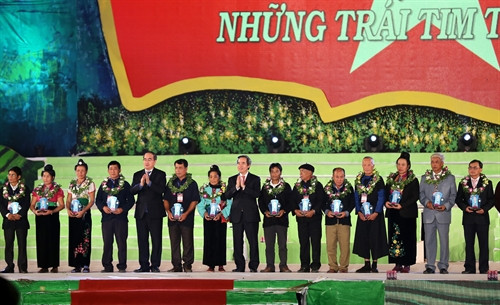 Đồng chí: Nguyễn Thiện Nhân, Ủy viên Bộ Chính trị, Chủ tịch Ủy ban Trung ương Mặt trận Tổ quốc Việt Nam và đồng chí Nguyễn Văn Bình, Ủy viên Bộ Chính trị, Bí thư Trung ương Đảng, Trưởng Ban Kinh tế Trung ương, Trưởng Ban Chỉ đạo Tây Bắc tuyên dương người uy tín tiêu biểu vùng Tây Bắc. Ảnh: Trung Kiên – TTXVN.