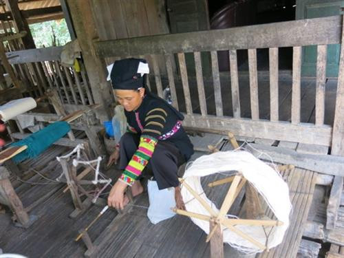 Phụ nữ Lô Lô tự se sợi để dệt vải. Phụ nữ Lô Lô tự se sợi để dệt vải.