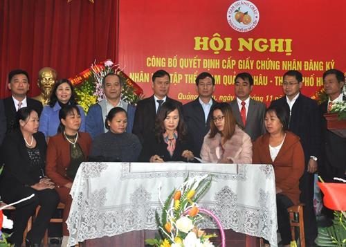 Các doanh nghiệp ký kết tiêu thụ sản phẩm. Ảnh: Mai Ngoan-TTXVN