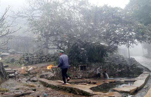 Từ ngày mùng 8 tháng Giêng, người Hà Nhì đen ở thôn Lao Chải 1 đã mổ gà, mổ chó làm lễ căng dây cấm bản trong 5 ngày để thực hiện lễ Gà Ma Do. Rạng sáng mùng 9 tháng Giêng, các gia đình làm cơm cúng tổ tiên ở bàn thờ gia tiên. Một người cao tuổi trong thôn được lựa chọn mang lửa đến đầu nguồn nước của bản để nổi lửa đun nước. Mỗi gia đình cử một nam thanh niên mang một thanh củi đến góp và tham gia lễ cúng đầu nguồn nước. Mọi người cùng thu gom rác, dọn vệ sinh, làm sạch khu vực có nguồn nước của bản. Thầy cúng mổ một đôi gà trống mái làm lễ hiến tế Thần Nước. Các lễ vật gồm thịt gà, thịt lợn, chè gừng, rau, rượu… được đặt lên bàn thờ đá. Hai thầy cúng làm lễ cúng thể hiện sự thành kính, tri ân Thần Nước, cầu mong vị thần ban cho thôn những điều tốt đẹp. Sau lễ cúng Thần Nước, thầy cúng là người đầu tiên được phép lấy nước để mang đi làm lễ cúng Thần Rừng tại rừng cấm của thôn. Đại diện các gia đình khấn vái trước bàn thờ đá với tâm nguyện bảo vệ nguồn nước của thôn. Từ ngày mùng 8 tháng Giêng, người Hà Nhì đen ở thôn Lao Chải 1 đã mổ gà, mổ chó làm lễ căng dây cấm bản trong 5 ngày để thực hiện lễ Gà Ma Do. Rạng sáng mùng 9 tháng Giêng, các gia đình làm cơm cúng tổ tiên ở bàn thờ gia tiên. Một người cao tuổi trong thôn được lựa chọn mang lửa đến đầu nguồn nước của bản để nổi lửa đun nước. Mỗi gia đình cử một nam thanh niên mang một thanh củi đến góp và tham gia lễ cúng đầu nguồn nước. Mọi người cùng thu gom rác, dọn vệ sinh, làm sạch khu vực có nguồn nước của bản. Thầy cúng mổ một đôi gà trống mái làm lễ hiến tế Thần Nước. Các lễ vật gồm thịt gà, thịt lợn, chè gừng, rau, rượu… được đặt lên bàn thờ đá. Hai thầy cúng làm lễ cúng thể hiện sự thành kính, tri ân Thần Nước, cầu mong vị thần ban cho thôn những điều tốt đẹp. Sau lễ cúng Thần Nước, thầy cúng là người đầu tiên được phép lấy nước để mang đi làm lễ cúng Thần Rừng tại rừng cấm của thôn. Đại diện các gia đình khấn vái trước bàn thờ đá với tâm nguyện bảo vệ nguồn nước của thôn.