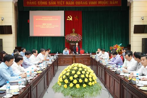Toàn cảnh Hội nghị giao ban quý 1, nhiệm vụ và giải pháp 9 tháng cuối năm 2018 về Chương trình 02 của Thành ủy Hà Nội. Giám đốc Sở Nông nghiệp và Phát triển nông thôn Hà Nội Chu Phú Mỹ cho biết, tính đến hết quý 1/2018, toàn thành phố đã hoàn thành gieo cấy vụ Xuân; hình thành nhiều vùng nông nghiệp chuyên canh tập trung cho hiệu quả kinh tế cao.