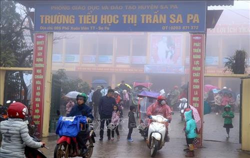 Hoạt động của người dân tại thị trấn Sa Pa gặp nhiều khó khăn do sương mù gây ra. Ảnh: Quốc Khánh – TTXVN