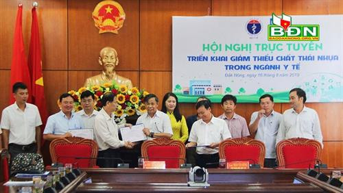 Các cơ sở y tế trên địa bàn tỉnh ký cam kết thể hiện quyết tâm thực hiện tốt việc giảm thiểu chất thải nhựa. Ảnh: baodaknong.org.vn