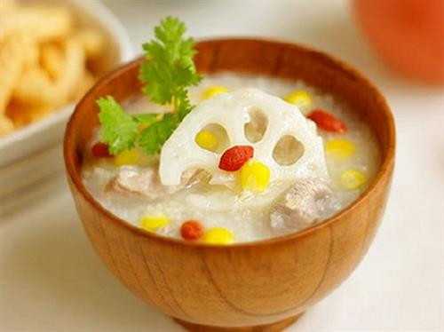 Cháo ngó sen thịt nạc tốt cho trẻ bị sốt mùa hè. Cháo ngó sen thịt nạc tốt cho trẻ bị sốt mùa hè.