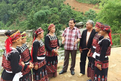 Lãnh đạo Ban Dân tộc tỉnh trò chuyện với đồng bào Xa Phó xã Hợp Thành (thành phố Lào Cai). Ảnh: baolaocai.vn Lãnh đạo Ban Dân tộc tỉnh trò chuyện với đồng bào Xa Phó xã Hợp Thành (thành phố Lào Cai). Ảnh: baolaocai.vn