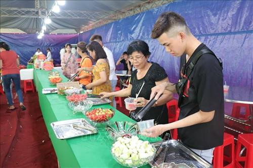 Du khách thưởng thức buffer trái cây. Ảnh: Huỳnh Phúc Hậu - TTXVN