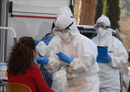 Nhân viên y tế lấy mẫu xét nghiệm COVID-19 tại bệnh viện San Filippo Neri ở Rome, Italy ngày 8/4/2020. Ảnh: THX/TTXVN