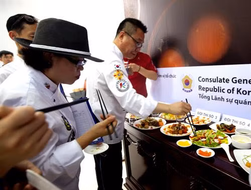 Ban giám khảo chấm thi một cách nghiêm túc