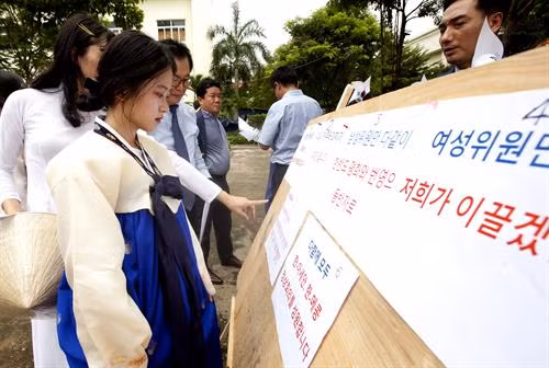 Sinh viên trường Cao đẳng Công nghệ cao Đồng An tìm hiểu về chữ viết Hàn Quốc