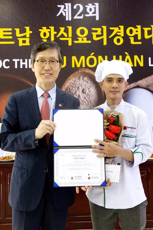 Ông Lim Jae Hoon, Tổng lãnh sự quán Hàn Quốc tại TP.HCM trao giải nhất cho thí sinh Nguyễn Văn Toàn đến từ nhà hàng Gangnam BBQ, Quận 7, TP.HCM