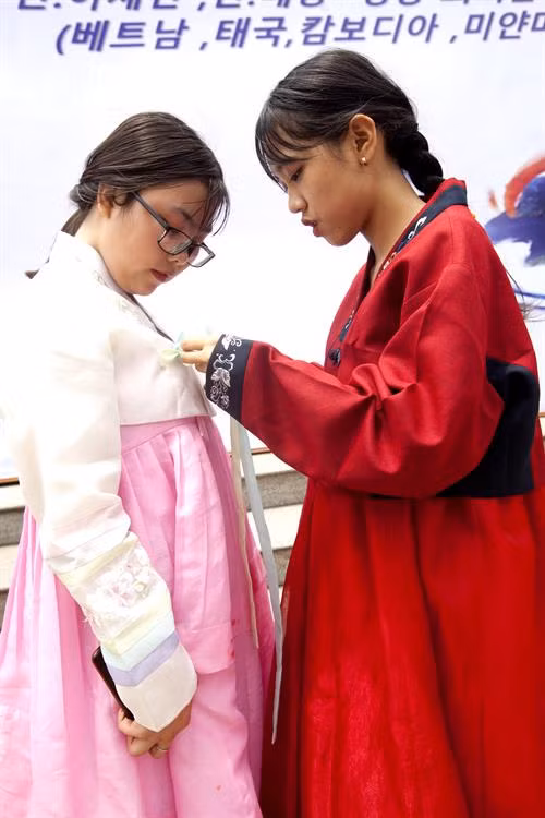 Sinh viên trường Cao đẳng Công nghệ cao Đồng An trong ngày hội ẩm thực Việt Nam - Hàn Quốc