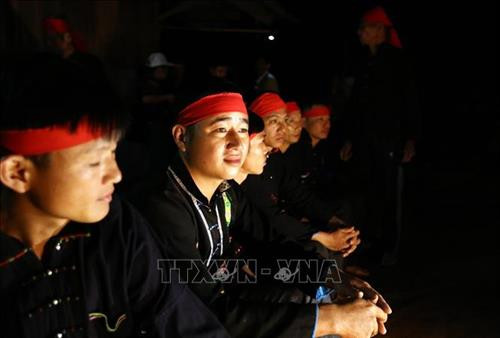 Những người được thần lửa đồng ý nhảy lửa có độ tuổi từ 18 - 60. Ảnh: Phan Tuấn Anh - TTXVN Những người được thần lửa đồng ý nhảy lửa có độ tuổi từ 18 - 60. Ảnh: Phan Tuấn Anh - TTXVN