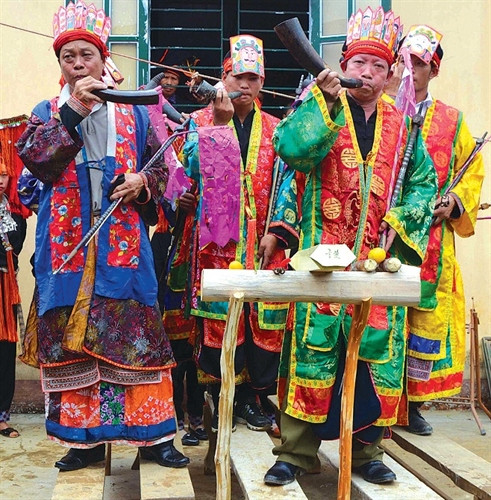 Các thầy đem lễ ra ngoài sân gọi Ngọc Hoàng bằng tiếng Tù và để thông báo cho Ngọc Hoàng biết bắt đầu vào lễ chính Cấp sắc 12 đèn và mời Ngọc Hoàng đến chứng giám. Các thầy đem lễ ra ngoài sân gọi Ngọc Hoàng bằng tiếng Tù và để thông báo cho Ngọc Hoàng biết bắt đầu vào lễ chính Cấp sắc 12 đèn và mời Ngọc Hoàng đến chứng giám.