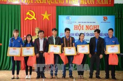 Ban Tổ chức trao bằng khen cho các thanh niên tín đồ tôn giáo tiêu biểu. Ảnh: Ngọc Minh - TTXVN