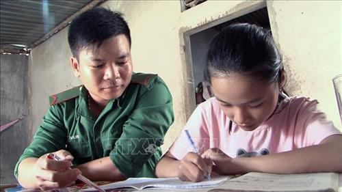 Chiến sĩ Đồn biên phòng Xuân Đài, tỉnh Phú Yên, hướng dẫn bài học cho em Nguyễn Thị Mỹ An, phường Xuân Thành, thị xã Sông Cầu. Ảnh: Thế Lập - TTXVN Chiến sĩ Đồn biên phòng Xuân Đài, tỉnh Phú Yên, hướng dẫn bài học cho em Nguyễn Thị Mỹ An, phường Xuân Thành, thị xã Sông Cầu. Ảnh: Thế Lập - TTXVN