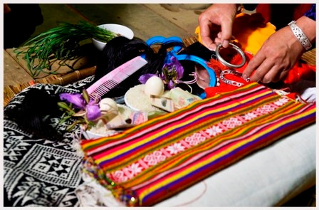 Chuẩn bị đồ vật để Tằng cẩu trang điểm cho cô dâu. Chuẩn bị đồ vật để Tằng cẩu trang điểm cho cô dâu.