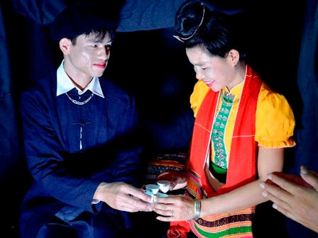 Cô dâu, chú rể cùng uống chén rượu mừng hạnh phúc. Ảnh: Thanh Hà Cô dâu, chú rể cùng uống chén rượu mừng hạnh phúc. Ảnh: Thanh Hà