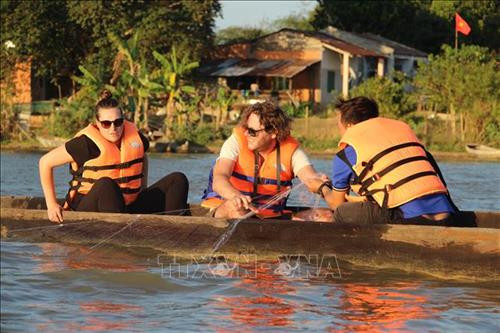 Du khách trải nghiệm đánh cá trên Hồ Lắk bằng thuyền độc mộc. Ảnh: Nguyễn Tuấn Anh – TTXVN Du khách trải nghiệm đánh cá trên Hồ Lắk bằng thuyền độc mộc. Ảnh: Nguyễn Tuấn Anh – TTXVN