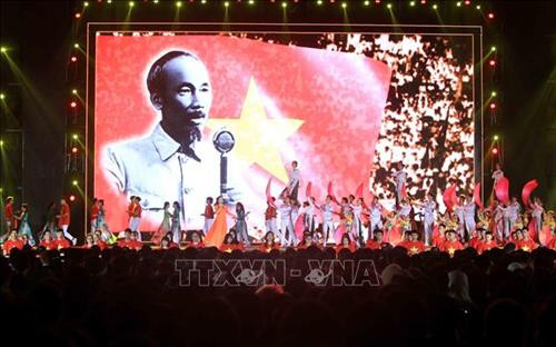 Chương trình nghệ thuật trong chương trình “Ánh sáng niềm tin” tại điểm cầu Cảng Hoàng Diệu, Công ty Cổ phần Cảng Hải Phòng (Hải Phòng) . Ảnh: An Đăng – TTXVN Chương trình nghệ thuật trong chương trình “Ánh sáng niềm tin” tại điểm cầu Cảng Hoàng Diệu, Công ty Cổ phần Cảng Hải Phòng (Hải Phòng) . Ảnh: An Đăng – TTXVN