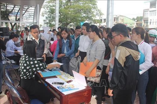 Người lao động đăng ký, tìm hiểu thông tin tuyển dụng của các doanh nghiệp. Ảnh: Sỹ Thắng-TTXVN Người lao động đăng ký, tìm hiểu thông tin tuyển dụng của các doanh nghiệp. Ảnh: Sỹ Thắng-TTXVN