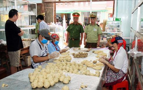 Đội Quản lý Thị trường số 9 kiểm tra an toàn thực phẩm tại một cơ sở sản xuất bánh trung thu tại thị trấn Na Sầm, huyện Văn Lãng (Lạng Sơn). Ảnh: Thái Thuần - TTXVN Đội Quản lý Thị trường số 9 kiểm tra an toàn thực phẩm tại một cơ sở sản xuất bánh trung thu tại thị trấn Na Sầm, huyện Văn Lãng (Lạng Sơn). Ảnh: Thái Thuần - TTXVN