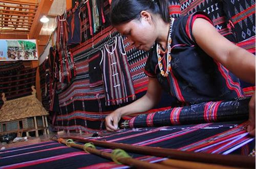 Để làm nên một bộ trang phục của ngươi Tà Ôi hết sức công phu.