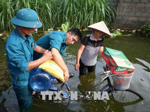 Quà hỗ trợ của Hội Chữ thập đỏ thành phố Hà Nội được giao tận tay người dân. Ảnh: Thanh Tùng-TTXVN Quà hỗ trợ của Hội Chữ thập đỏ thành phố Hà Nội được giao tận tay người dân. Ảnh: Thanh Tùng-TTXVN