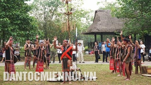 Bà con dân làng cùng vui mừng với một mùa màng bội thu và cầu mong vụ mùa tới mưa thuận, gió hòa, nhà nhà no đủ. Ảnh: H. Hải