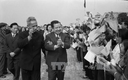 Thủ tướng Phạm Văn Đồng và đông đảo nhân dân Hà Nội lưu luyến tiễn Quốc trưởng Norodom Sihanouk (bên phải) và các vị khách quý Campuchia tại sân bay, ngày 5/3/1972. Ảnh: Tư liệu TTXVN Thủ tướng Phạm Văn Đồng và đông đảo nhân dân Hà Nội lưu luyến tiễn Quốc trưởng Norodom Sihanouk (bên phải) và các vị khách quý Campuchia tại sân bay, ngày 5/3/1972. Ảnh: Tư liệu TTXVN