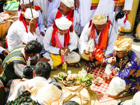 Các vị uy tín làng Chăm trong lễ hội. (Ảnh minh họa) Các vị uy tín làng Chăm trong lễ hội. (Ảnh minh họa)