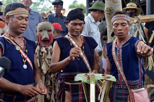 Lễ cúng đầu làng, một trong những nghi lễ mừng nhà mới dân tộc Bahnar