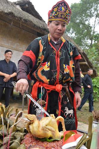 Trang phục khi hành lễ của thầy cúng. Trang phục khi hành lễ của thầy cúng.