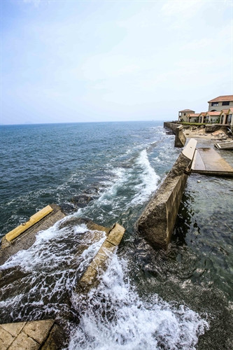 Từ khi khởi đầu đến nay, chủ đầu tư khu resort này đã bỏ ra vài trăm tỷ đồng cho việc xây dựng hạ tầng, nhưng vì bị biển xâm thực dữ dội, gây sạt lở nghiêm trọng nên đành phải ngừng thi công bỏ hoang ngay trên con đường Âu Cơ chạy dọc ven biển Cửa Đại. Từ khi khởi đầu đến nay, chủ đầu tư khu resort này đã bỏ ra vài trăm tỷ đồng cho việc xây dựng hạ tầng, nhưng vì bị biển xâm thực dữ dội, gây sạt lở nghiêm trọng nên đành phải ngừng thi công bỏ hoang ngay trên con đường Âu Cơ chạy dọc ven biển Cửa Đại.