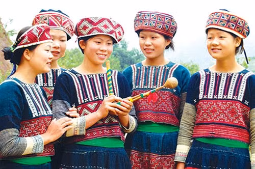 Thiếu nữ Phù Lá trong trang phục truyền thống. Ảnh: internet Thiếu nữ Phù Lá trong trang phục truyền thống. Ảnh: internet