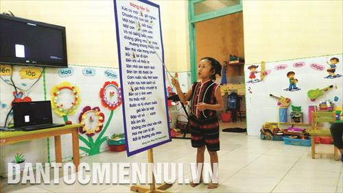 Trẻ em dân tộc Cơ-tu làm quen với mặt chữ viết