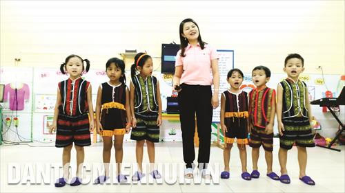 Trong các tiết dạy tiếng dân tộc, giáo viên và học sinh cùng trực tiếp sử dụng tiếng Cơ-tu