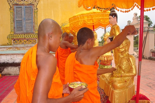 Tắm Phật trong ngày tết Chol Chnam Thmey